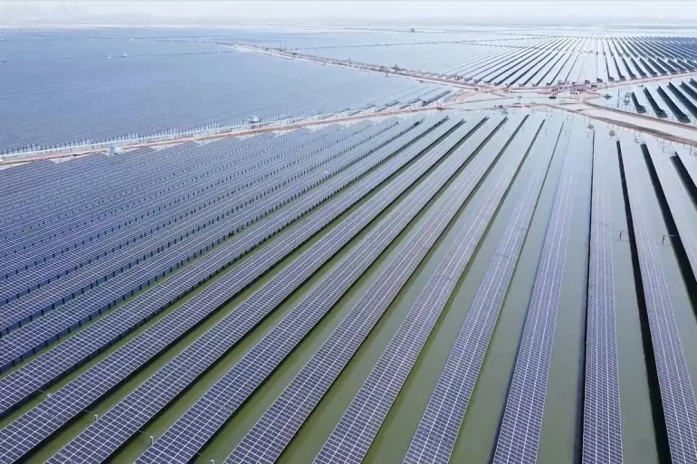 У Китаї запустили найбільшу у світі сонячну електростанцію