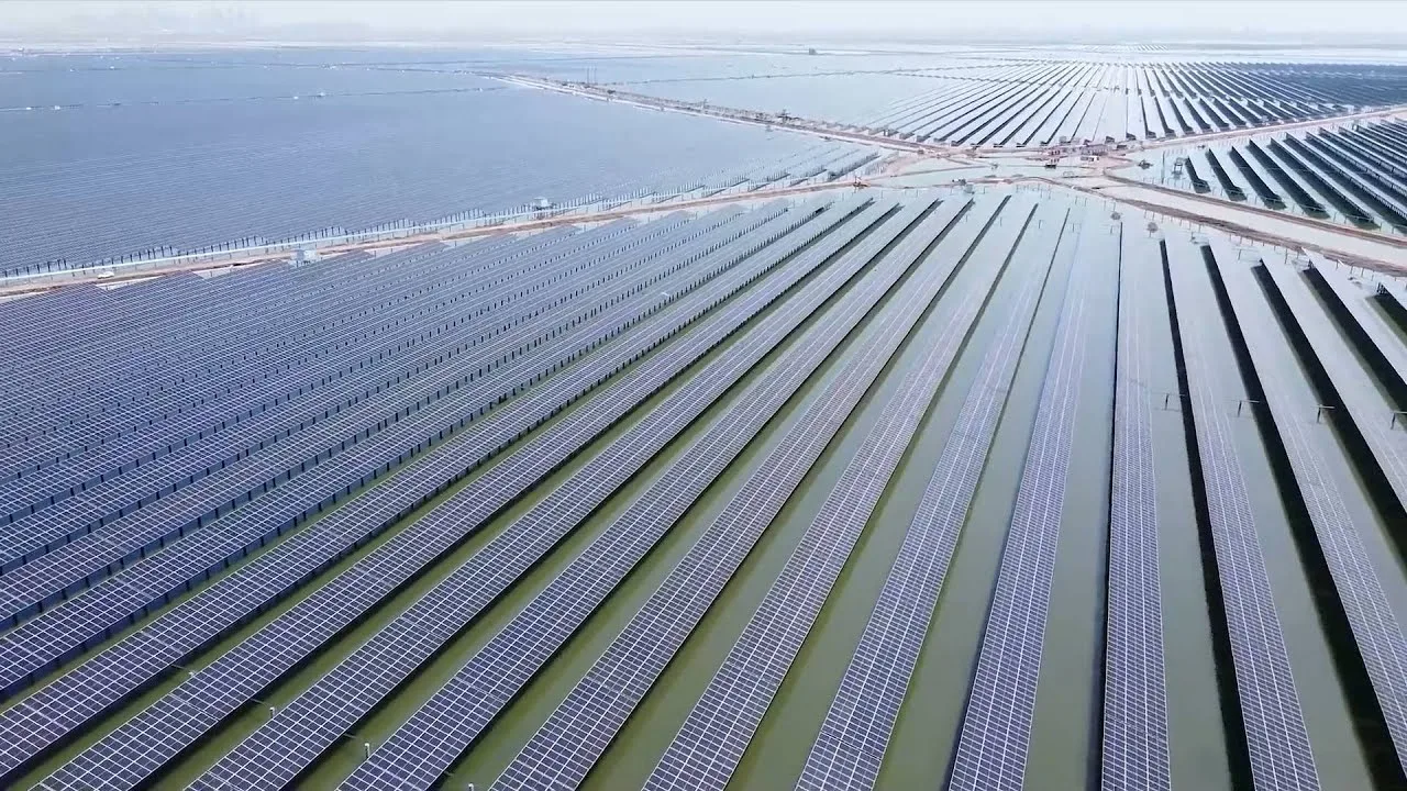 В Китае запустили крупнейшую в мире солнечную электростанцию