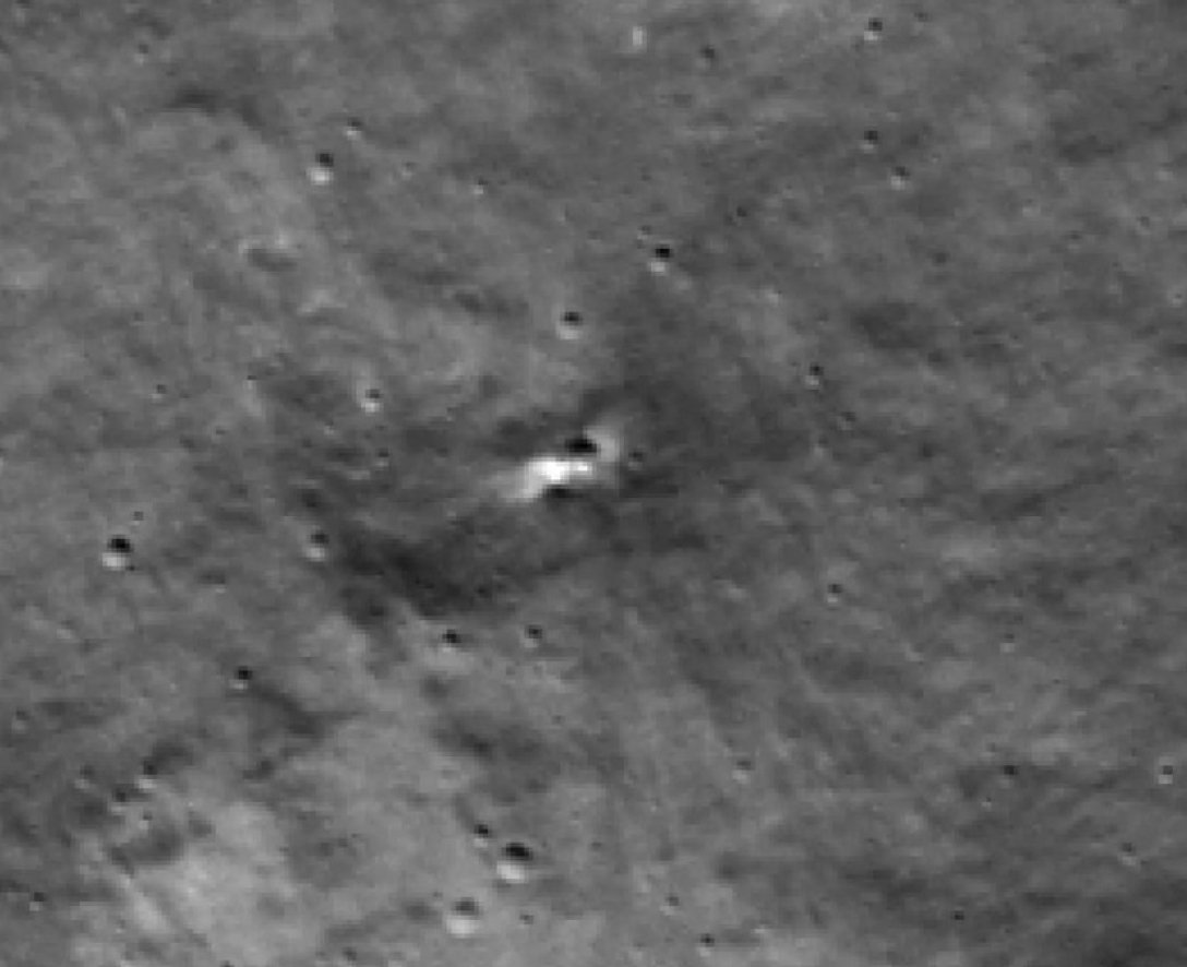 NASA показала кратер от падения российской «Луны-25» (фото)