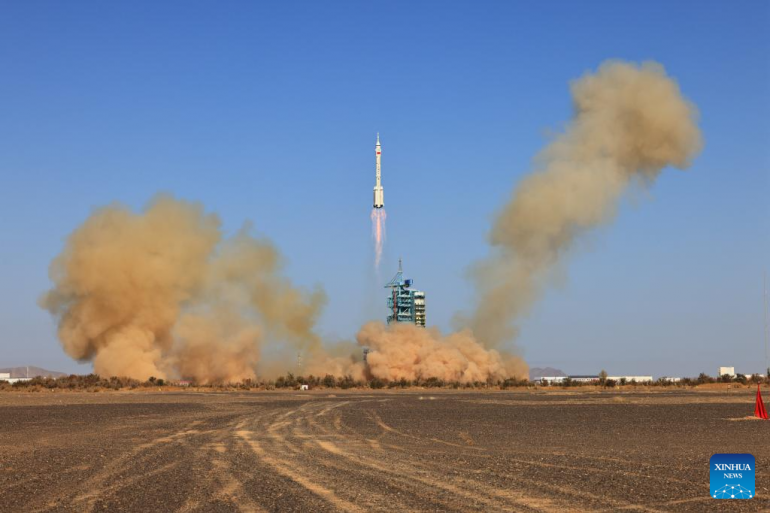 Китай запустив космічний корабель з трьома тайконавтами на свою орбітальну станцію