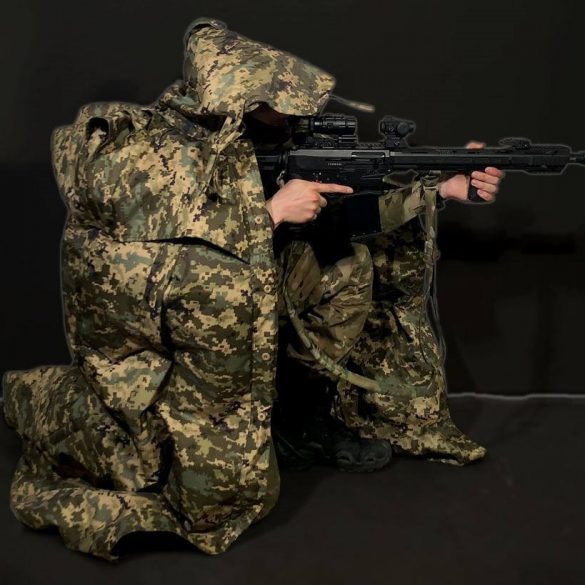 В Украине разработали плащ-накидку, скрывающий солдат от тепловизоров