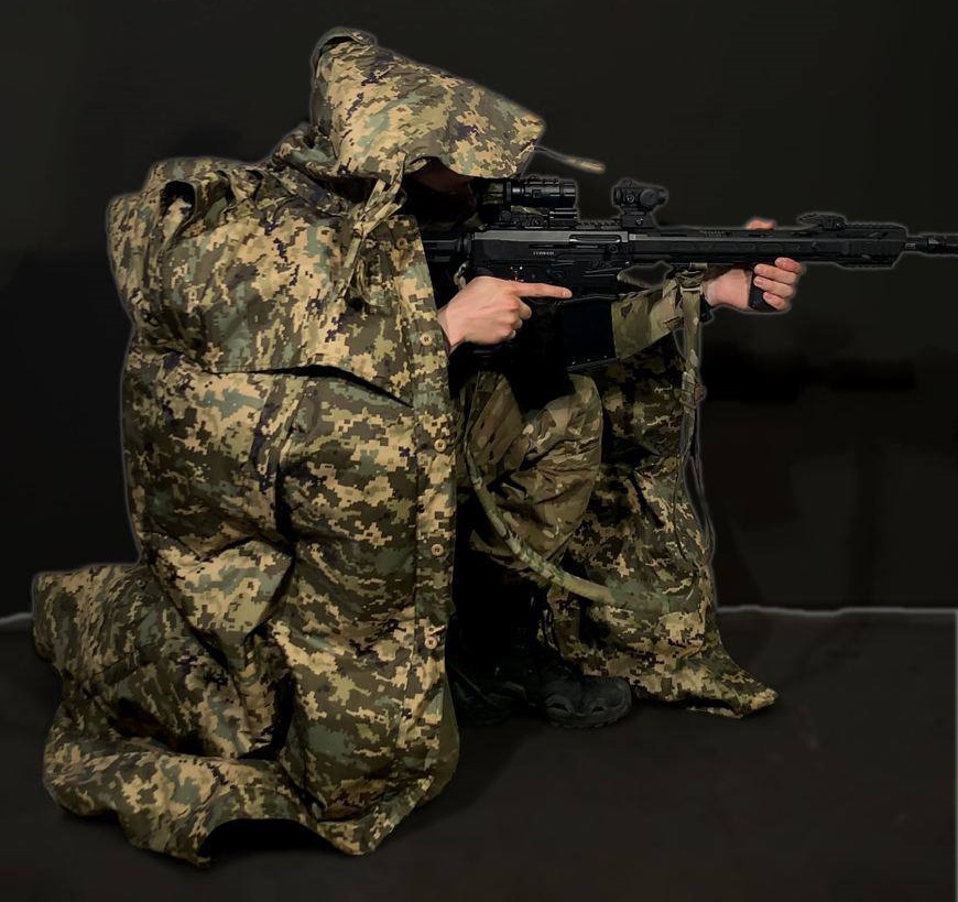 В Україні розробили плащ-накидку, що приховує солдатів від тепловізорів
