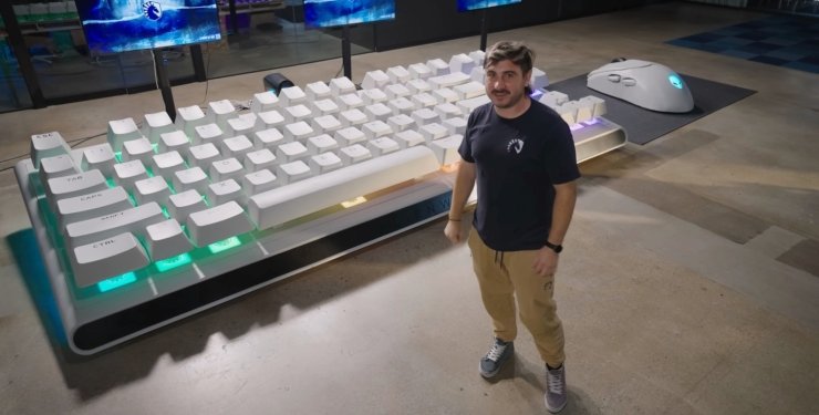 Компания Alienware создала самую большую клавиатуру и компьютерную мышь в мире