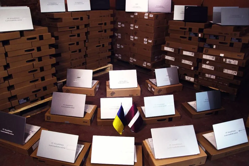 У рамках ІТ-коаліції Латвія передала 300 ноутбуків для ЗСУ