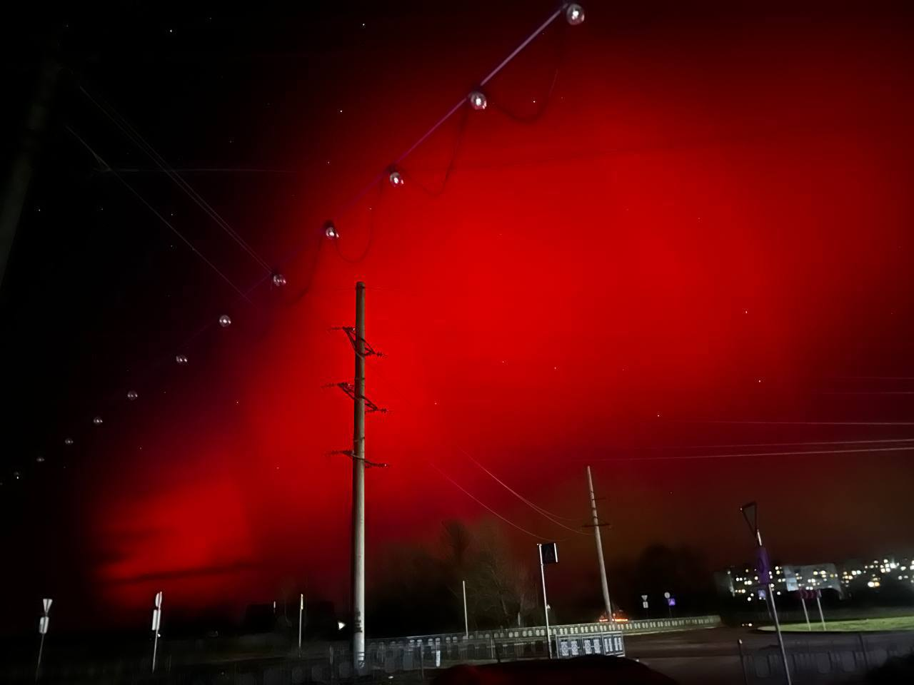 Минулої ночі в небі над Україною з'явилося червоне полярне сяйво (фото)