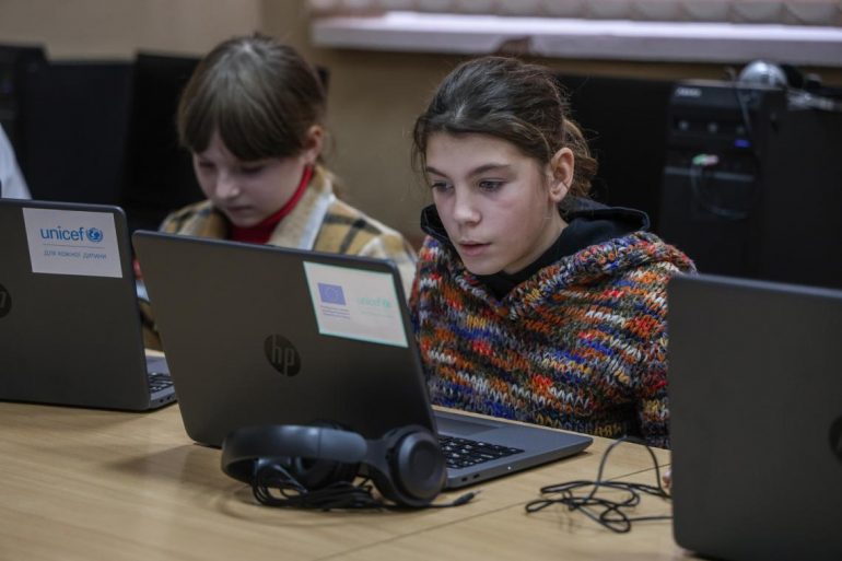 У листопаді ЮНІСЕФ передав майже 29 тисяч ноутбуків для дітей в Україні