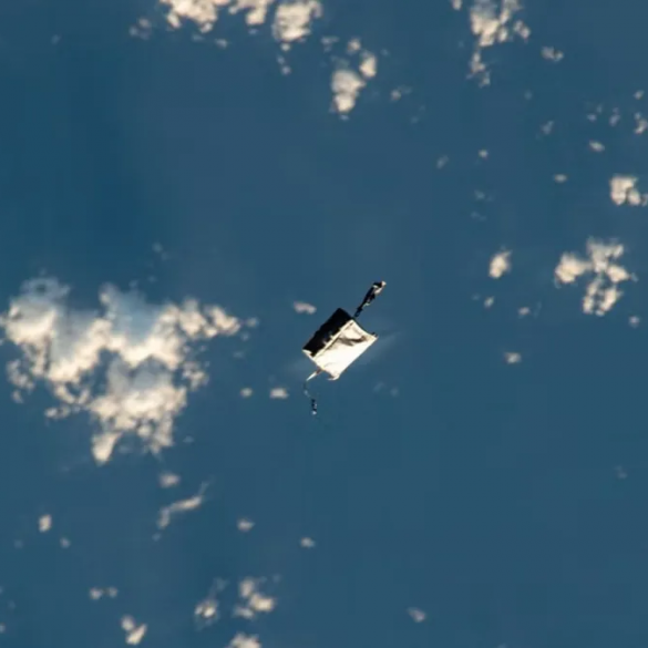 Сумка, втрачена астронавтками МКС, обертається навколо Землі зі швидкістю 430 тисяч км/год