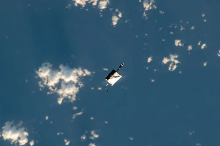 Сумка, втрачена астронавтками МКС, обертається навколо Землі зі швидкістю 430 тисяч км/год