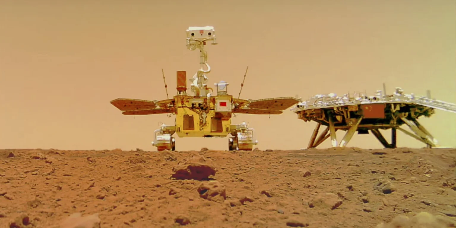 Китайський марсохід знайшов на Червоній планеті дивні багатокутники