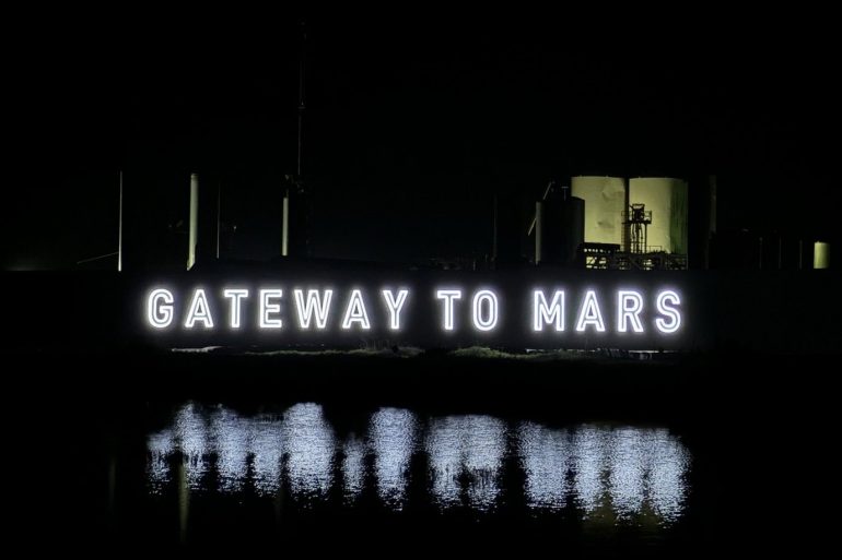 Ілон Маск встановив вивіску з написом "Ворота на Марс" біля майданчика запуску ракети Starship