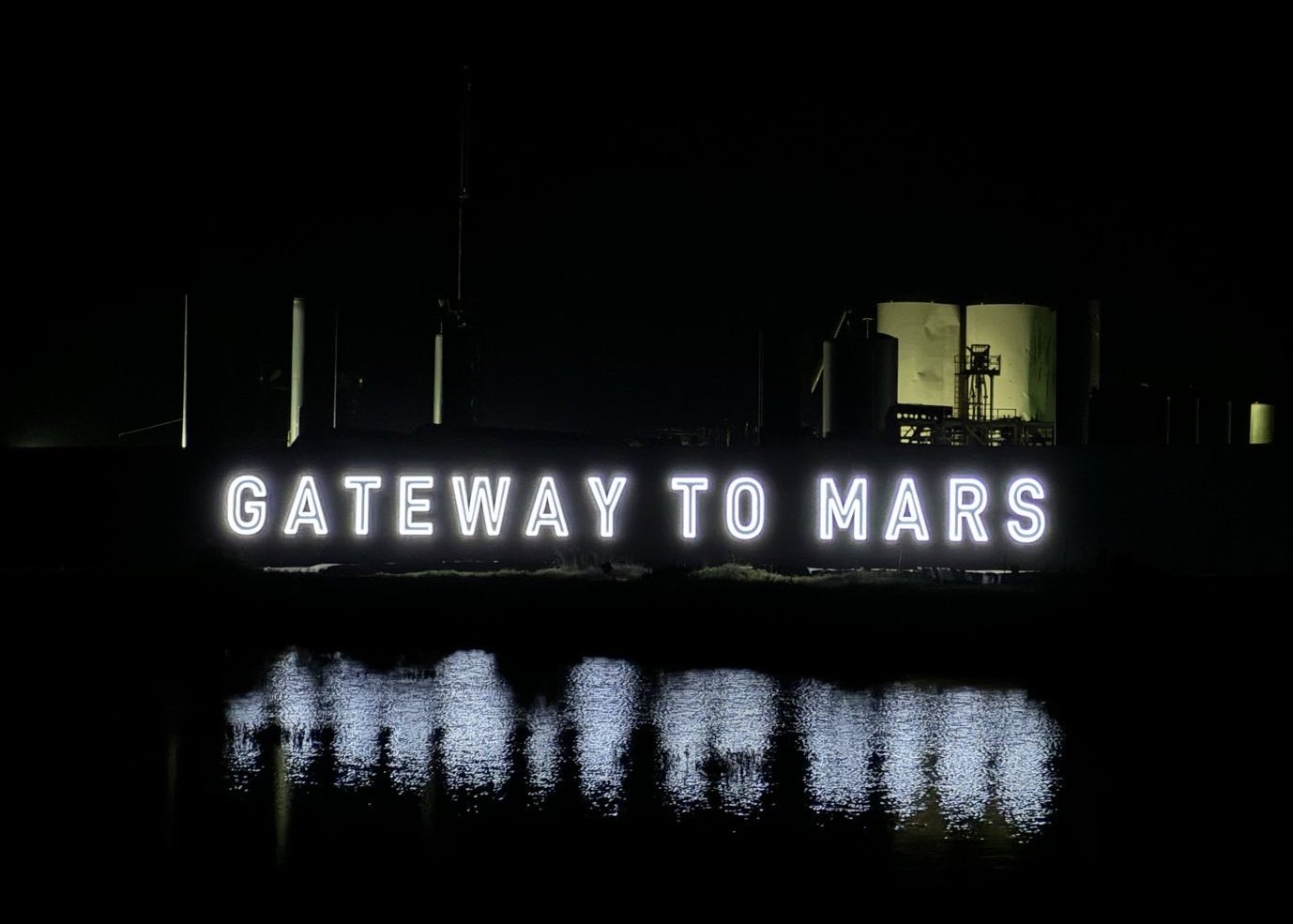 Ілон Маск встановив вивіску з написом "Ворота на Марс" біля майданчика запуску ракети Starship