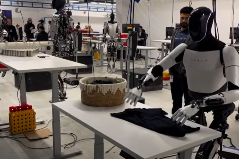 Tesla показала, как ее человекоподобный робот теперь умеет справляться с бытовыми вещами (ВИДЕО)