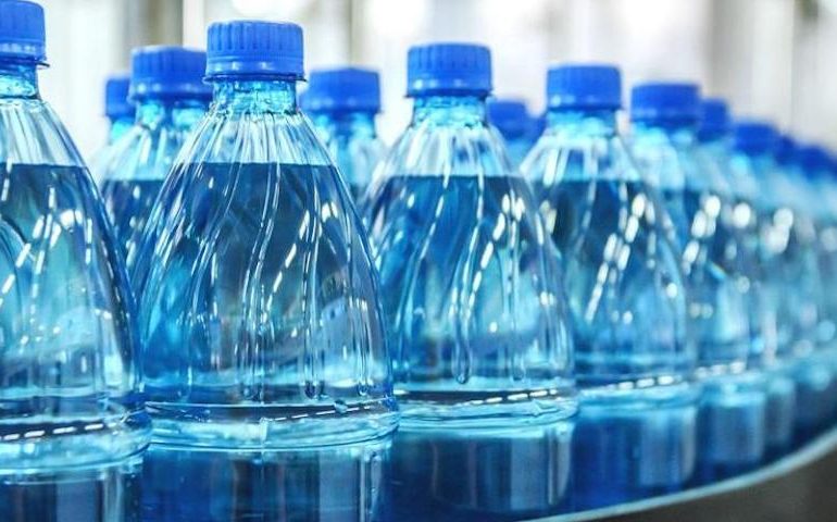 Невидимий вбивця. Вчені виявили, у пляшках води у 100 разів більше наночастинок пластику, ніж вважалося раніше