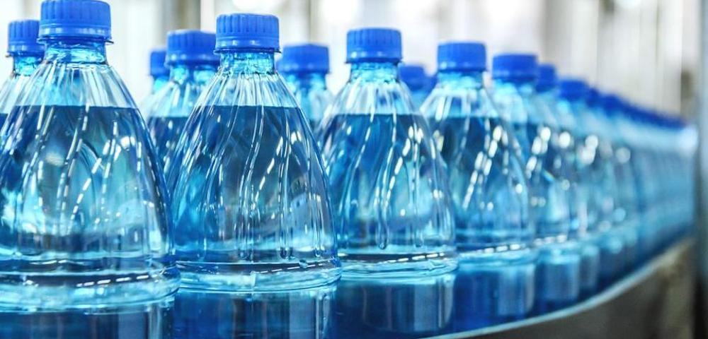 Невидимий вбивця. Вчені виявили, у пляшках води у 100 разів більше наночастинок пластику, ніж вважалося раніше