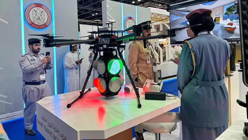 В ОАЕ представили дрон-світлофор для роботи по всій державі