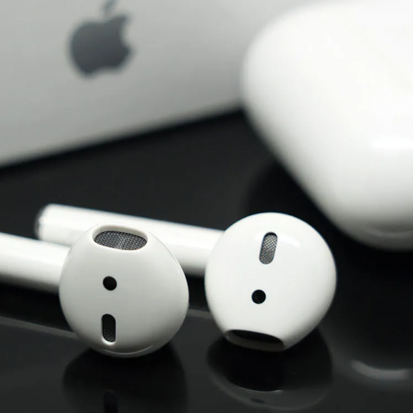 Apple випустить доступні навушники AirPods Lite