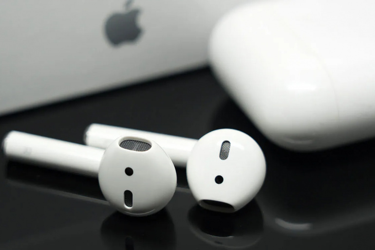 Apple випустить доступні навушники AirPods Lite