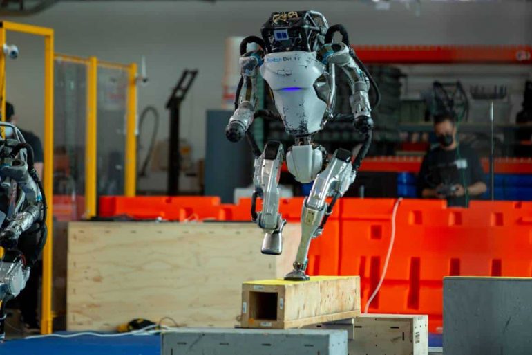 Boston Dynamics закрила проєкт робота-гуманоїда Atlas і показала його найкращі моменти (ВІДЕО)