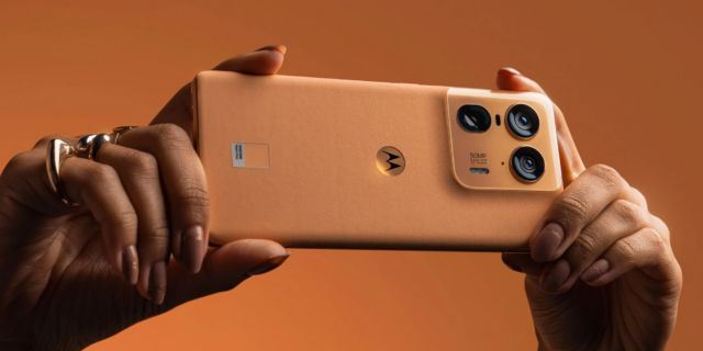 Motorola випустила смартфон з ШІ-камерами та дерев'яною кришкою