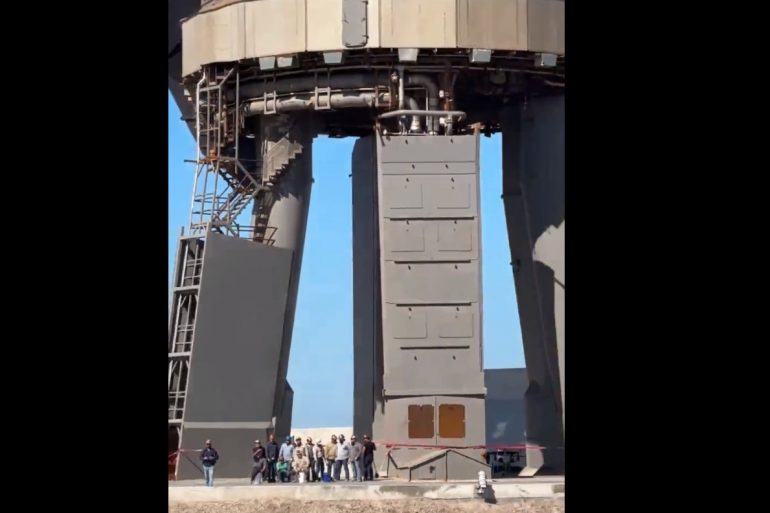 Ілон Маск показав, наскільки малі люди на тлі гігантської ракети Starship