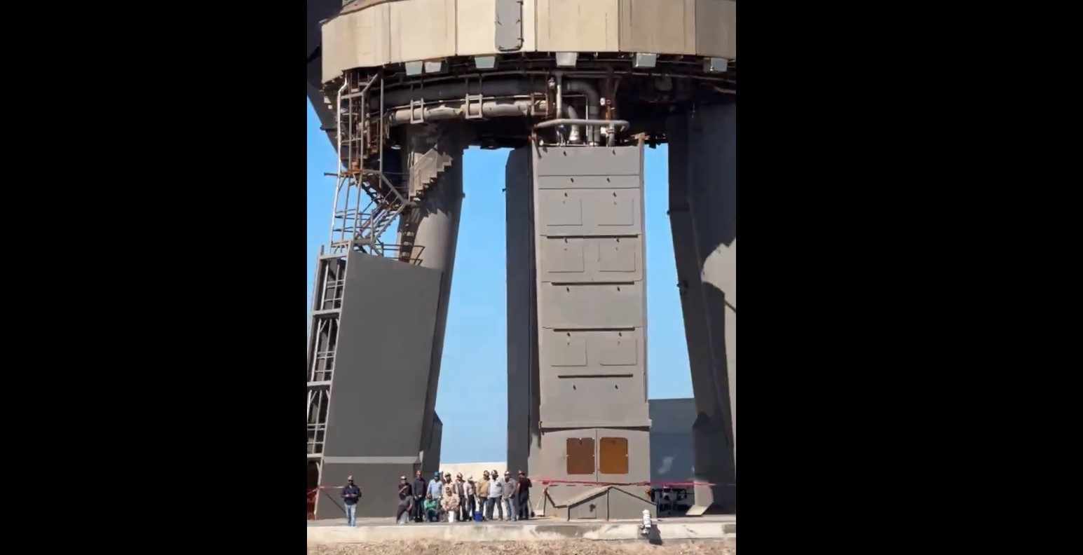 Ілон Маск показав, наскільки малі люди на тлі гігантської ракети Starship