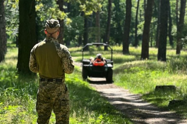 В Україні запустили у серійне виробництво робота, який може евакуювати одразу двох поранених