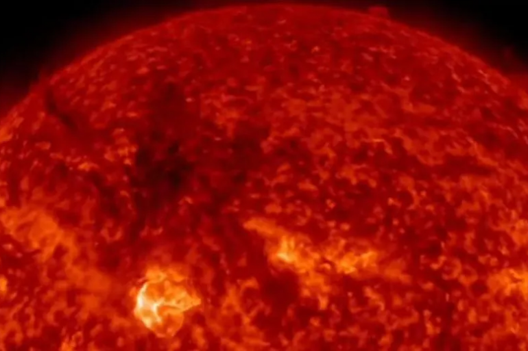 Сонячна буря: темна плазма вирвалася в космос з Сонця і скоро вдарить по Землі